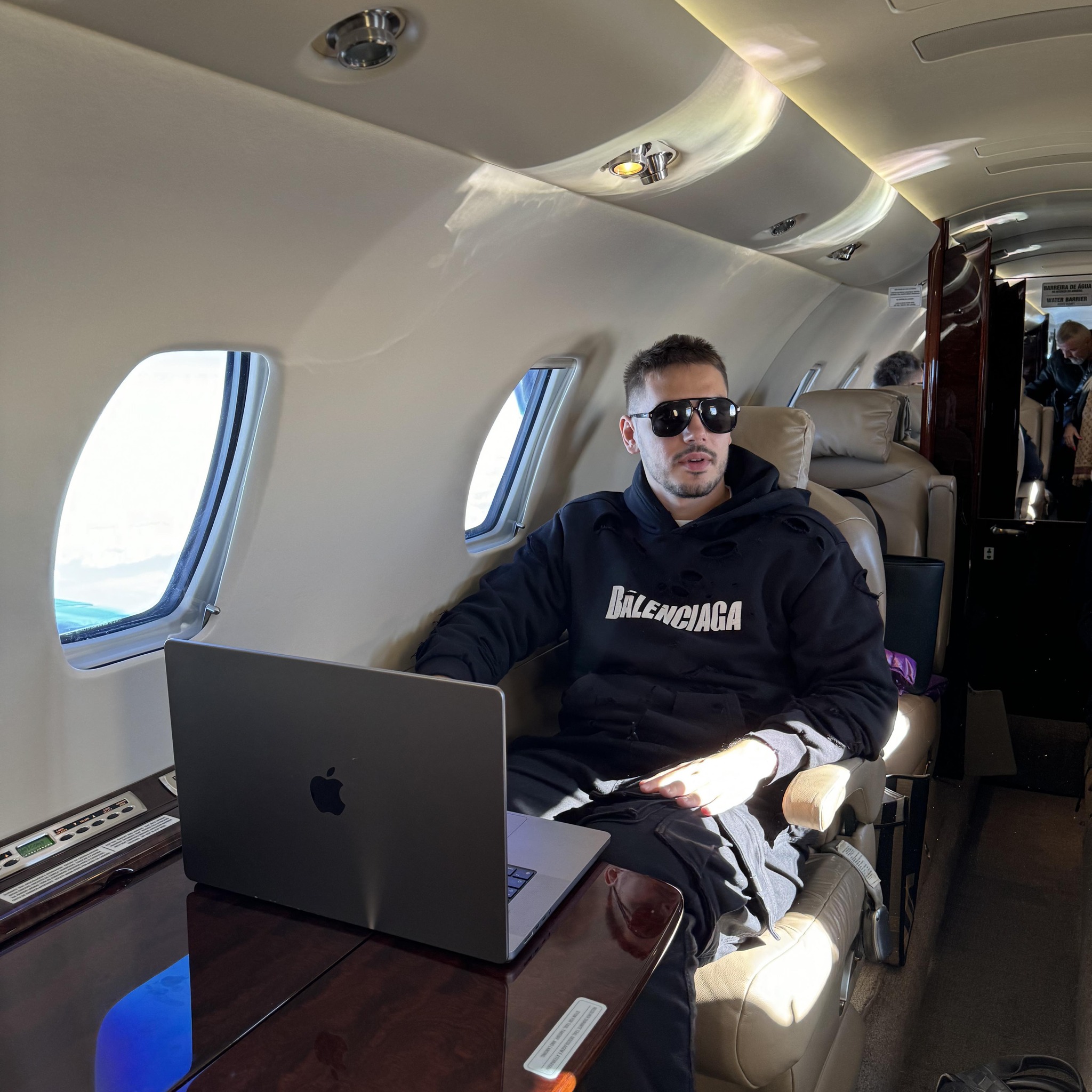 Sever Silaghi antreprenor roman, calatorie de afaceri cu laptop